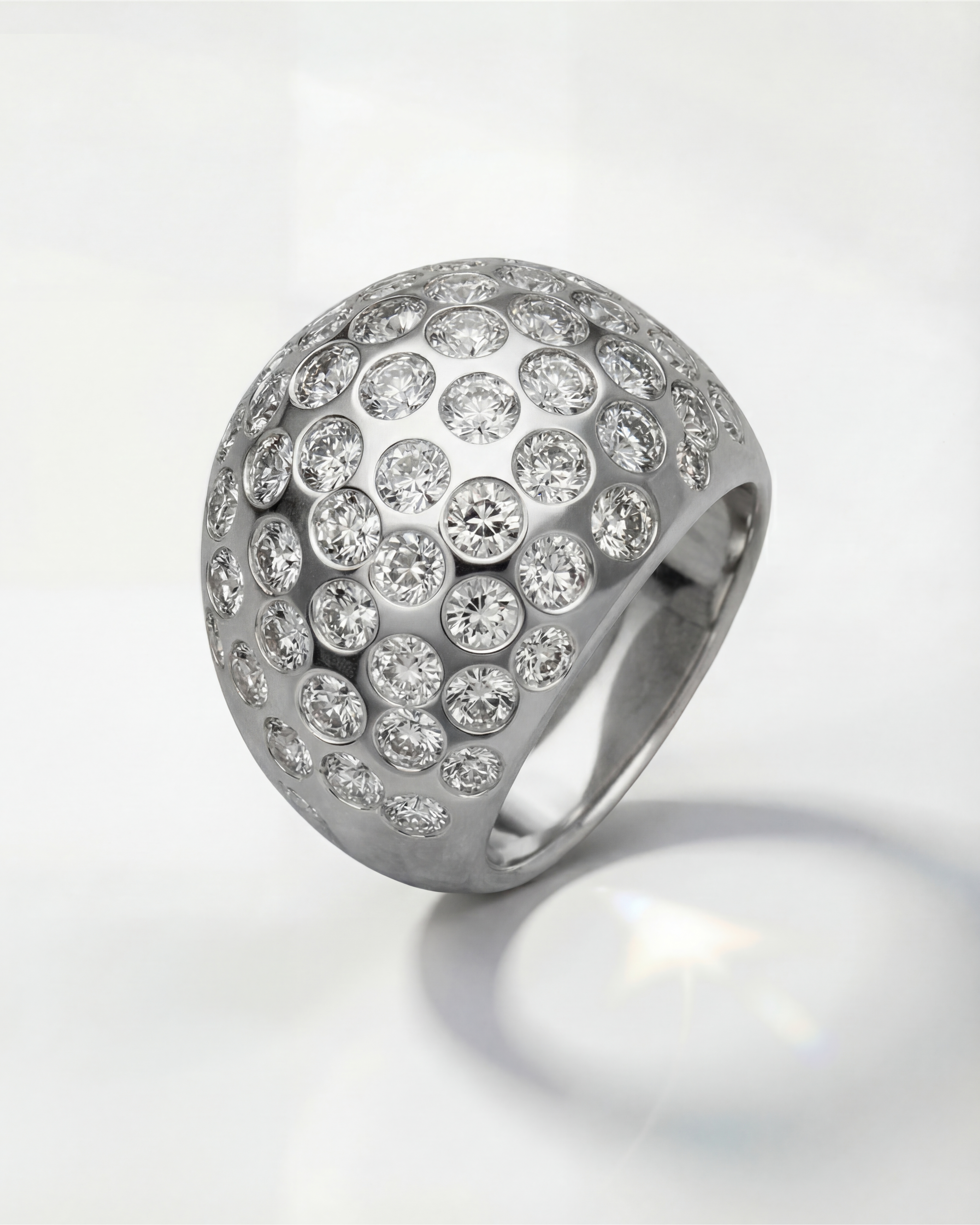 Luksusowy srebrny pierscionek z wieloma kamieniami moissanite EONY Studio ekskluzywna nowoczesna bizuteria statement