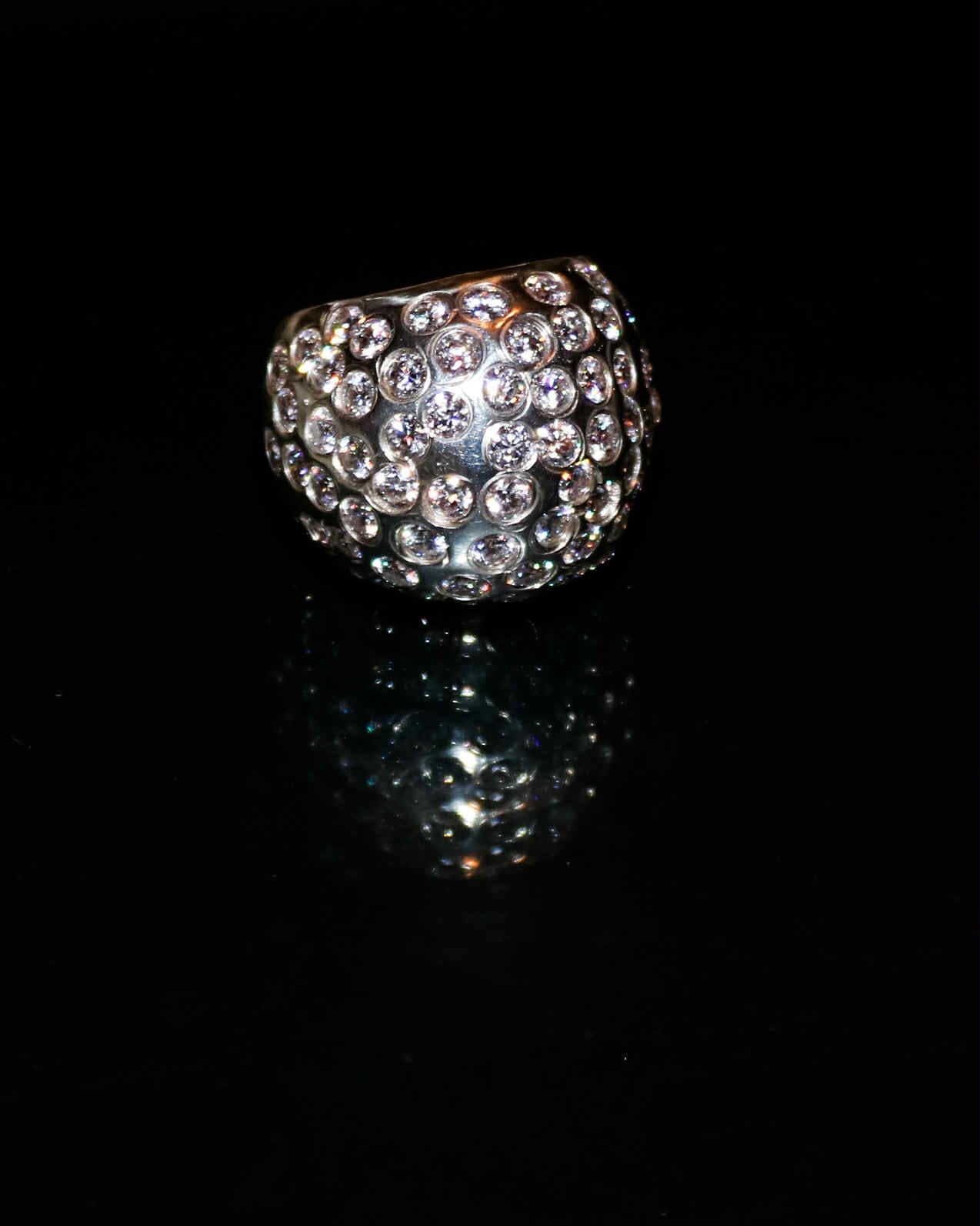 Luksusowy srebrny pierscionek z kamieniami moissanite EONY Studio w swietle podkreslajacym blysk kamieni